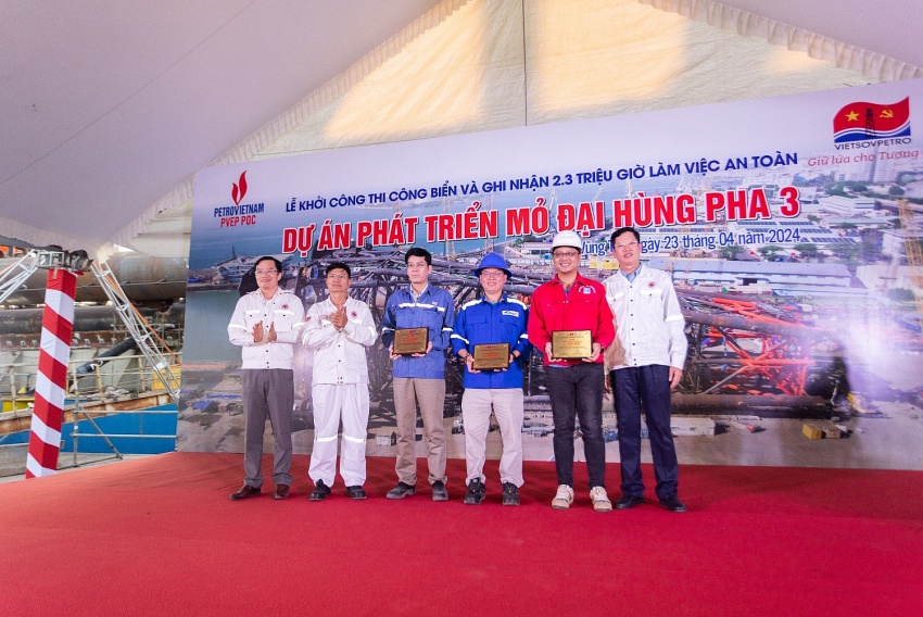 Khởi công thi công biển và ghi nhận 2,3 triệu giờ an toàn Dự án phát triển mỏ Đại Hùng pha 3 Khởi công thi công biển và ghi nhận 2,3 triệu giờ an toàn Dự án phát triển mỏ Đại Hùng pha 3