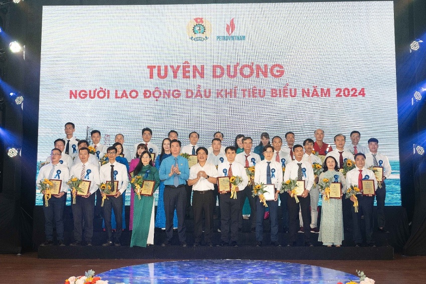 Lắp dựng thành công panel row-a chân đế giàn BK-23 mỏ Bạch Hổ
