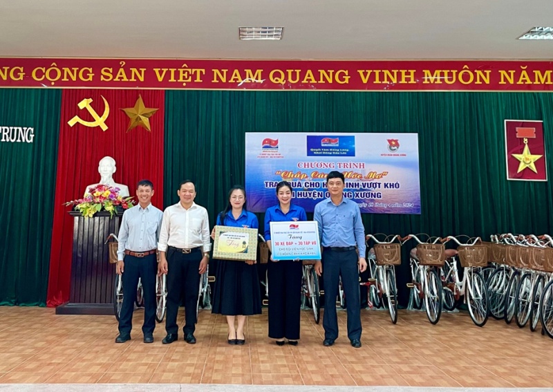 Công đoàn Xí nghiệp Khai thác Dầu khí trao học bổng cho học sinh nghèo vượt khó tỉnh Thanh Hóa Công đoàn Xí nghiệp Khai thác Dầu khí trao học bổng “Chắp cánh ước mơ”