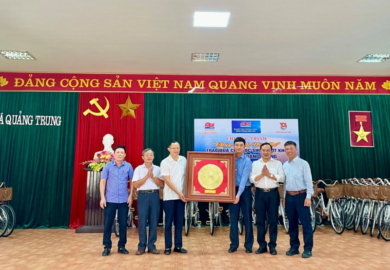 Công đoàn Xí nghiệp Khai thác Dầu khí trao học bổng cho học sinh nghèo vượt khó tỉnh Thanh Hóa Công đoàn Xí nghiệp Khai thác Dầu khí trao học bổng “Chắp cánh ước mơ”