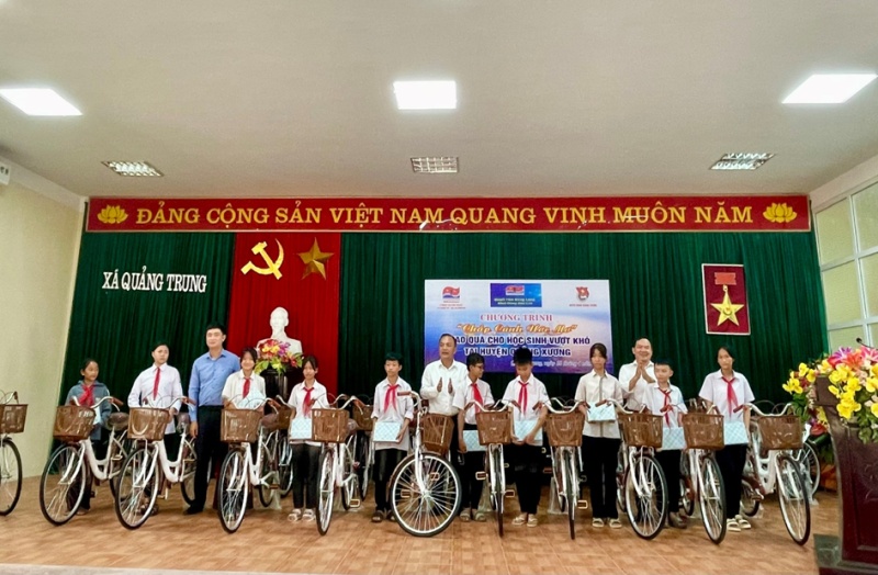 Công đoàn Xí nghiệp Khai thác Dầu khí trao học bổng cho học sinh nghèo vượt khó tỉnh Thanh Hóa Công đoàn Xí nghiệp Khai thác Dầu khí trao học bổng “Chắp cánh ước mơ”