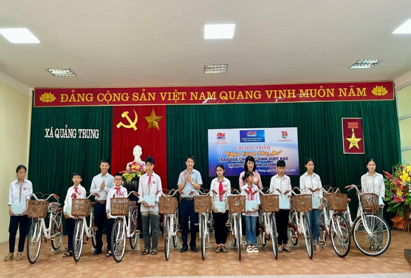 Công đoàn Xí nghiệp Khai thác Dầu khí trao học bổng cho học sinh nghèo vượt khó tỉnh Thanh Hóa Công đoàn Xí nghiệp Khai thác Dầu khí trao học bổng “Chắp cánh ước mơ”