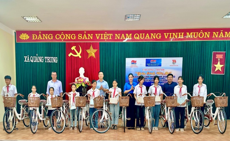 Công đoàn Xí nghiệp Khai thác Dầu khí trao học bổng cho học sinh nghèo vượt khó tỉnh Thanh Hóa Công đoàn Xí nghiệp Khai thác Dầu khí trao học bổng “Chắp cánh ước mơ”