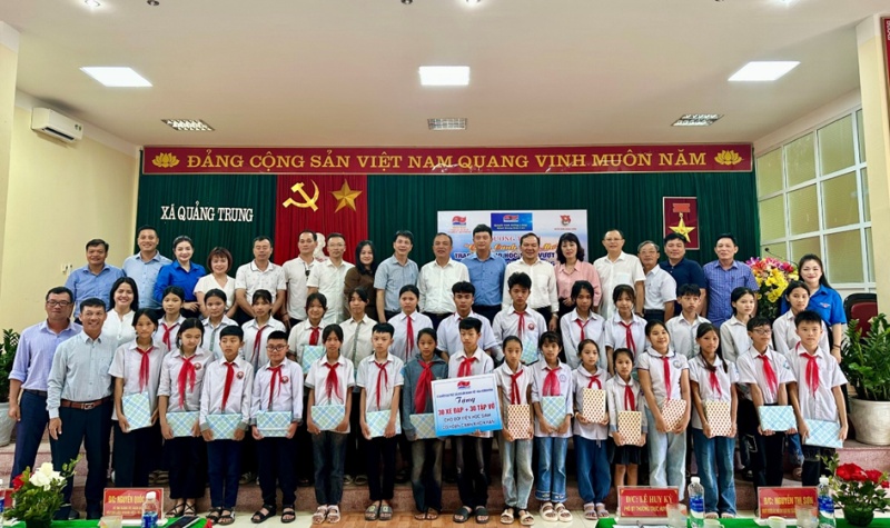 Công đoàn Xí nghiệp Khai thác Dầu khí trao học bổng cho học sinh nghèo vượt khó tỉnh Thanh Hóa Công đoàn Xí nghiệp Khai thác Dầu khí trao học bổng “Chắp cánh ước mơ”