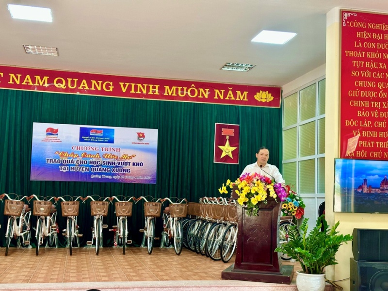 Nguyễn Văn Công phát biểu tại lễ trao quà Nguyễn Văn Công phát biểu tại lễ trao quà