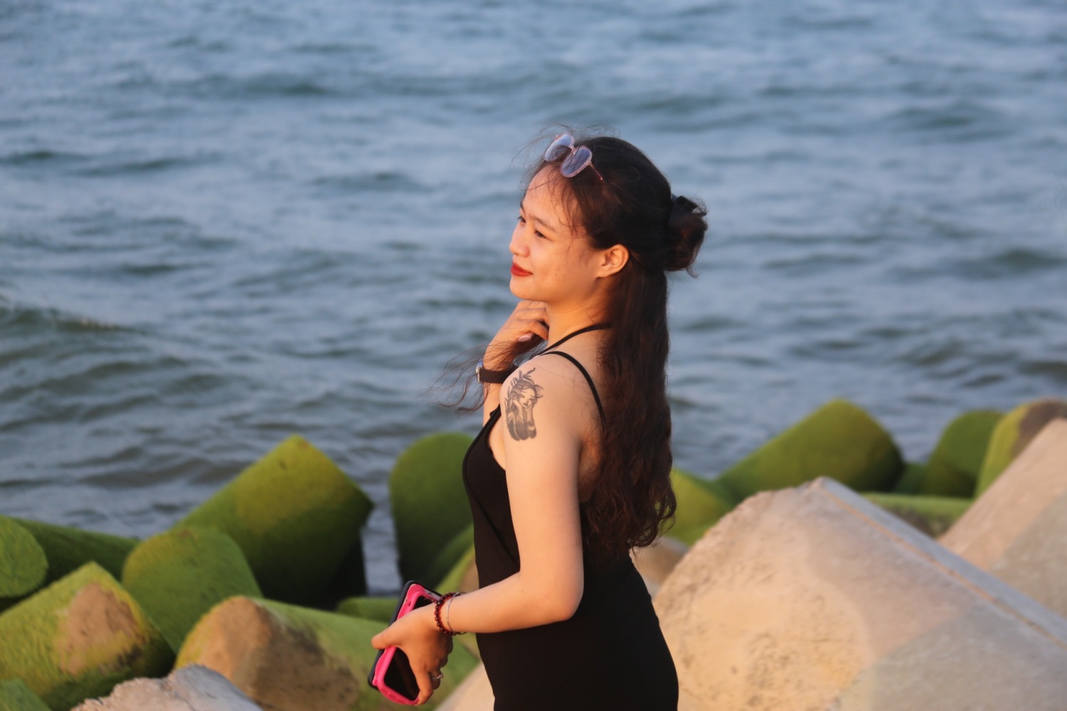 Ngắm bãi rêu xanh mướt thu hút giới trẻ đến check-in tại Quảng Ngãi