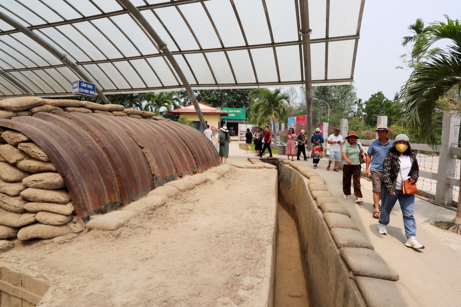 Các đoàn khách tham quan Hầm Đờ cát.