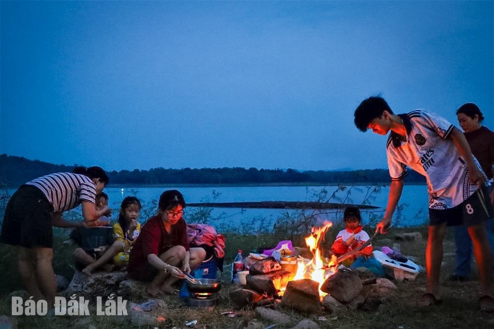 Nhộn nhịp hồ Ea Kao mùa nước cạn