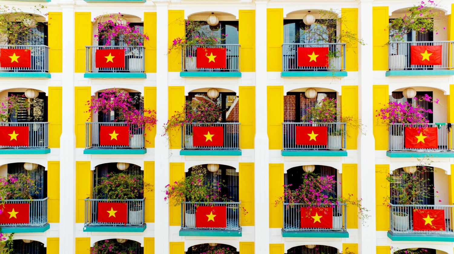 Rực sắc quốc kỳ chào mừng ngày 30/4 tại một khách sạn ở Hội An Rực sắc quốc kỳ chào mừng ngày 30/4 tại một khách sạn ở Hội An