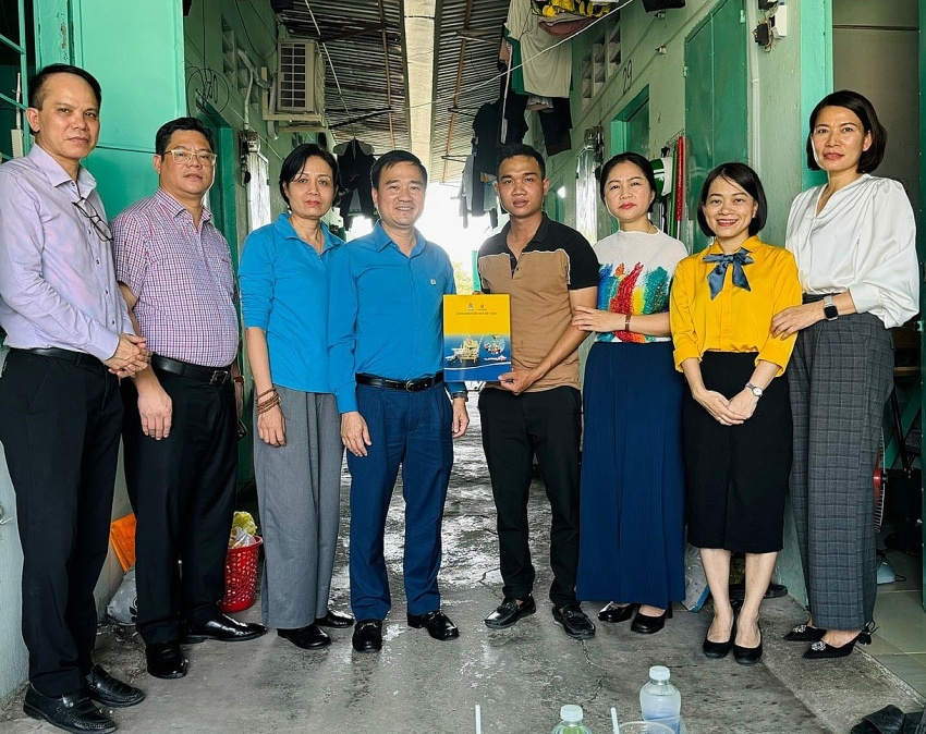 CĐ DKVN thăm, động viên và tặng quà người lao động khó khăn tại tỉnh Bà Rịa – Vũng Tàu và TP.HCM nhân Tháng Công nhân năm 2024