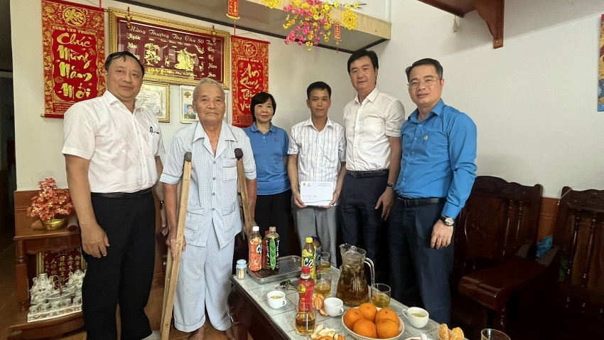 CĐ DKVN thăm, động viên và tặng quà người lao động khó khăn tại tỉnh Bà Rịa – Vũng Tàu và TP.HCM nhân Tháng Công nhân năm 2024