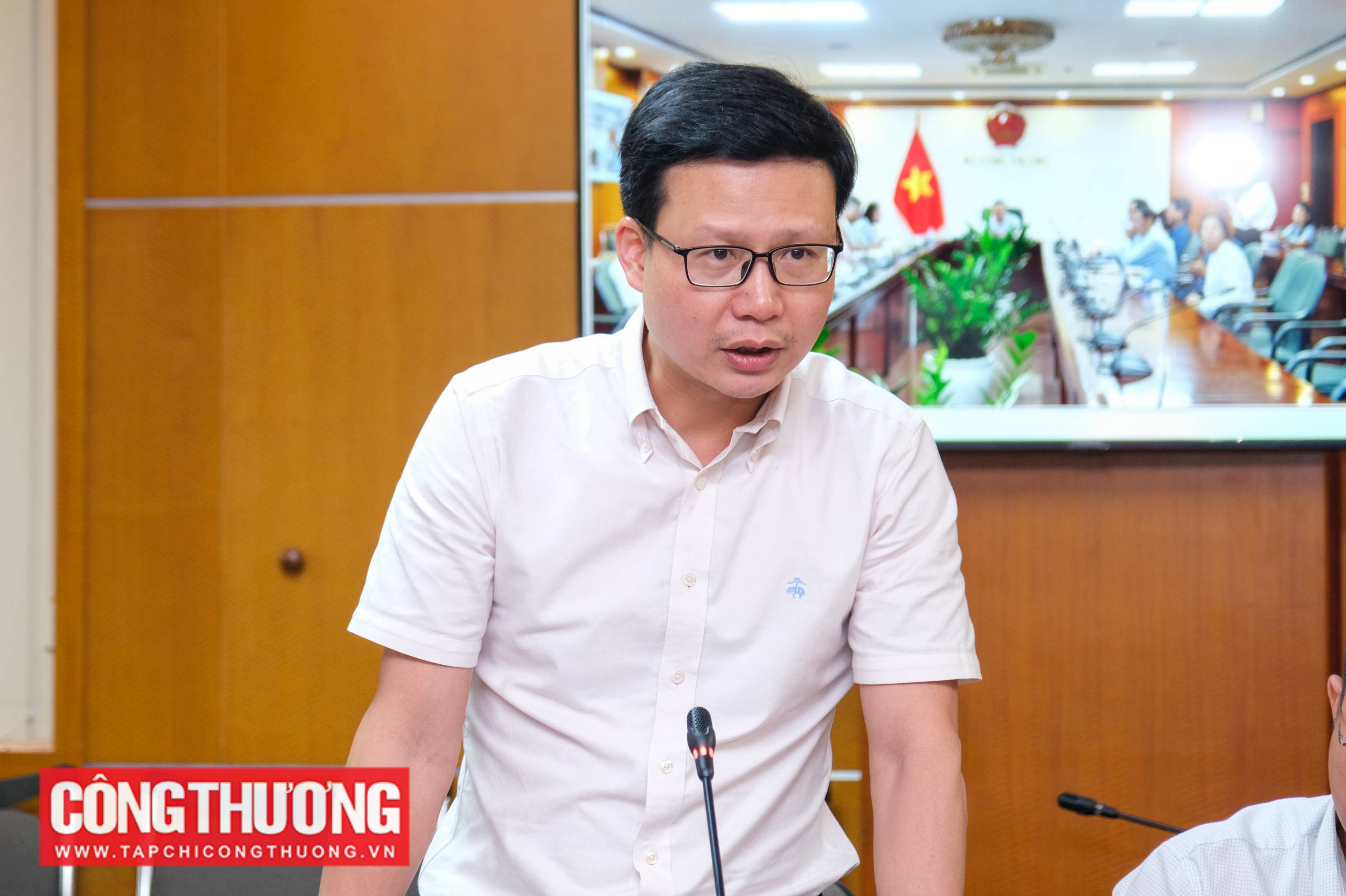Đề xuất sửa đổi một số quy định trong hoạt động kinh doanh xăng dầu Đại diện Tổ soạn thảo trình bày tóm tắt dự thảo Thông tư sửa đổi, bổ sung và bãi bỏ một số quy định trong hoạt động kinh doanh xăng dầu