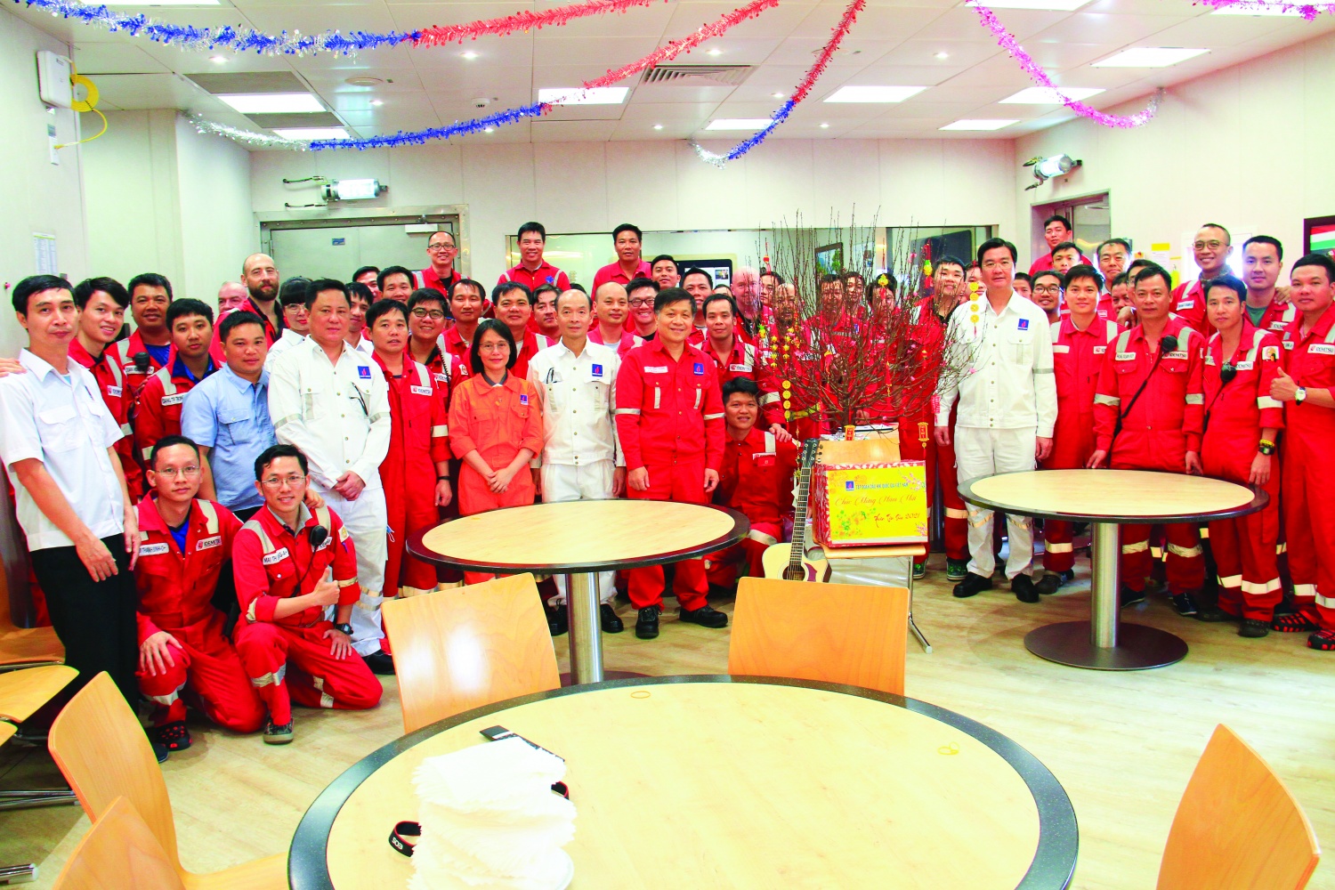 Nghị quyết Đại hội VII Công đoàn Dầu khí Việt Nam được cụ thể hóa trong thực tiễn hoạt động Nghị quyết Đại hội VII Công đoàn Dầu khí Việt Nam được cụ thể hóa trong thực tiễn hoạt động