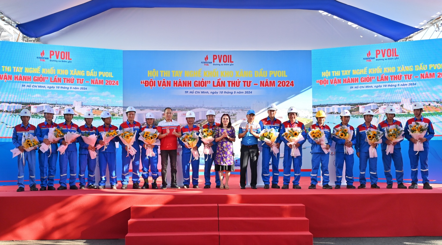 Bà Nghiêm Thùy Lan – Chủ tịch Công đoàn Dầu khí Việt Nam, ông Cao Hoài Dương – Bí thư Đảng ủy, Chủ tịch HĐQT PVOIL và ông Đoàn Văn Nhuộm – Phó Bí thư Đảng ủy, Tổng Giám đốc PVOIL tặng hoa cho 16 đội thi