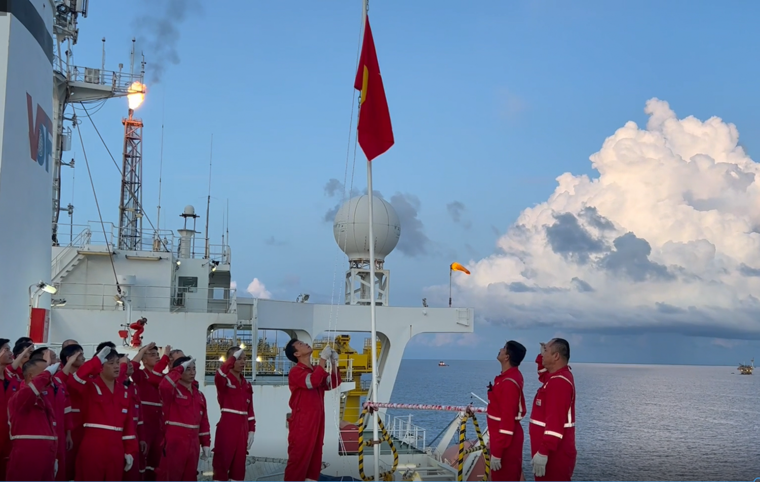 Bài 1: Để ngọn lửa dầu khí luôn sáng mãi trong tâm - trí những người dầu khí chân chính Bài 1: Để ngọn lửa dầu khí luôn sáng mãi trong tâm - trí những người dầu khí chân chính