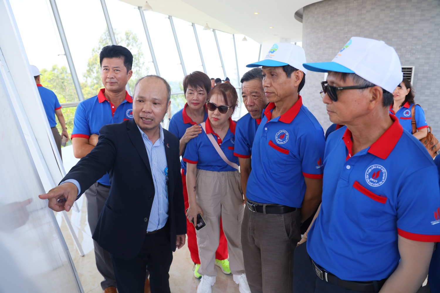 Hội Dầu khí Vũng Tàu và Hội Dầu khí Quảng Ngãi tổ chức giao lưu, gặp mặt tại miền Trung