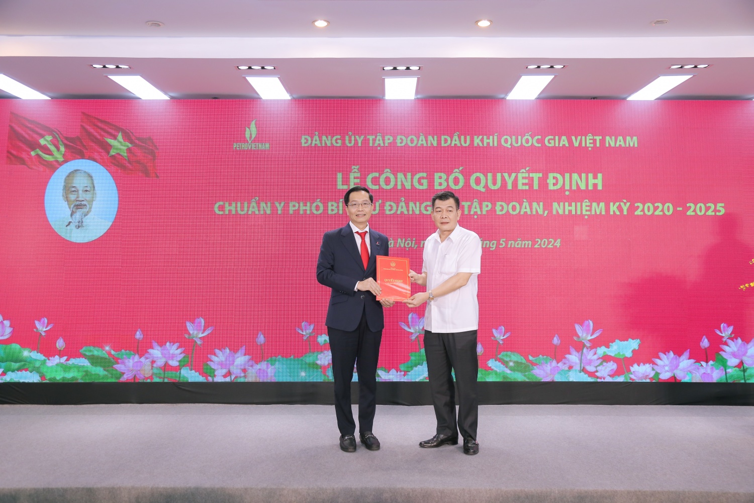 Trao quyết định chuẩn y Phó Bí thư Đảng ủy Tập đoàn Dầu khí Quốc gia Việt Nam