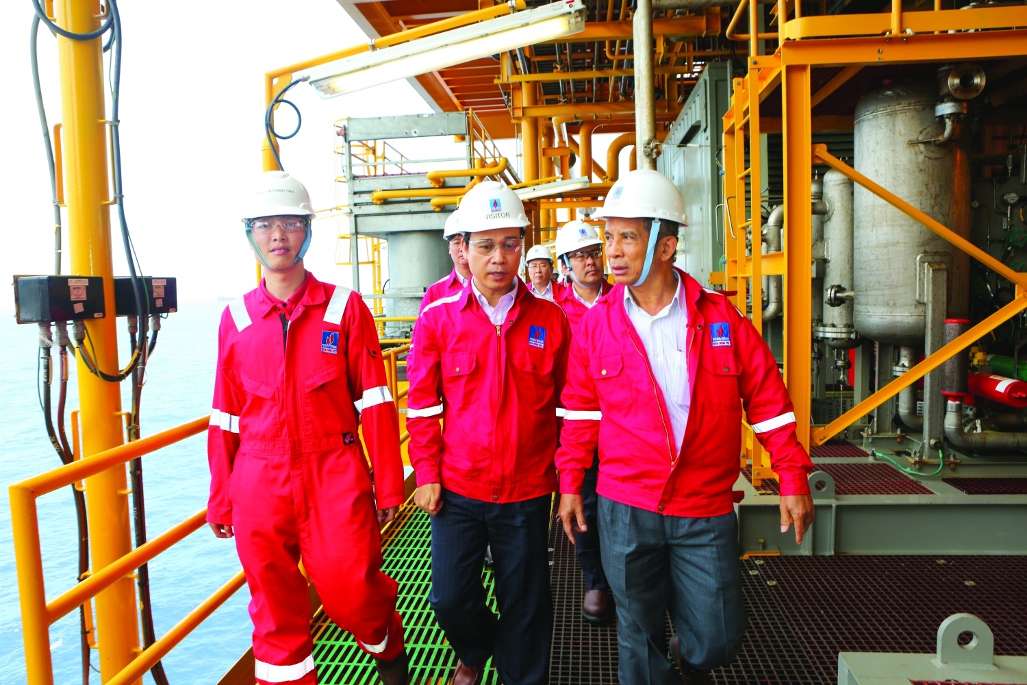 Tổng giám đốc BIENDONG POC Nguyễn Quỳnh Lâm giới thiệu về giàn khai thác Hải Thạch với Chủ tịch TLĐLĐVN Đặng Ngọc Tùng năm 2013 Tổng giám đốc BIENDONG POC Nguyễn Quỳnh Lâm giới thiệu về giàn khai thác Hải Thạch với Chủ tịch TLĐLĐVN Đặng Ngọc Tùng năm 2013