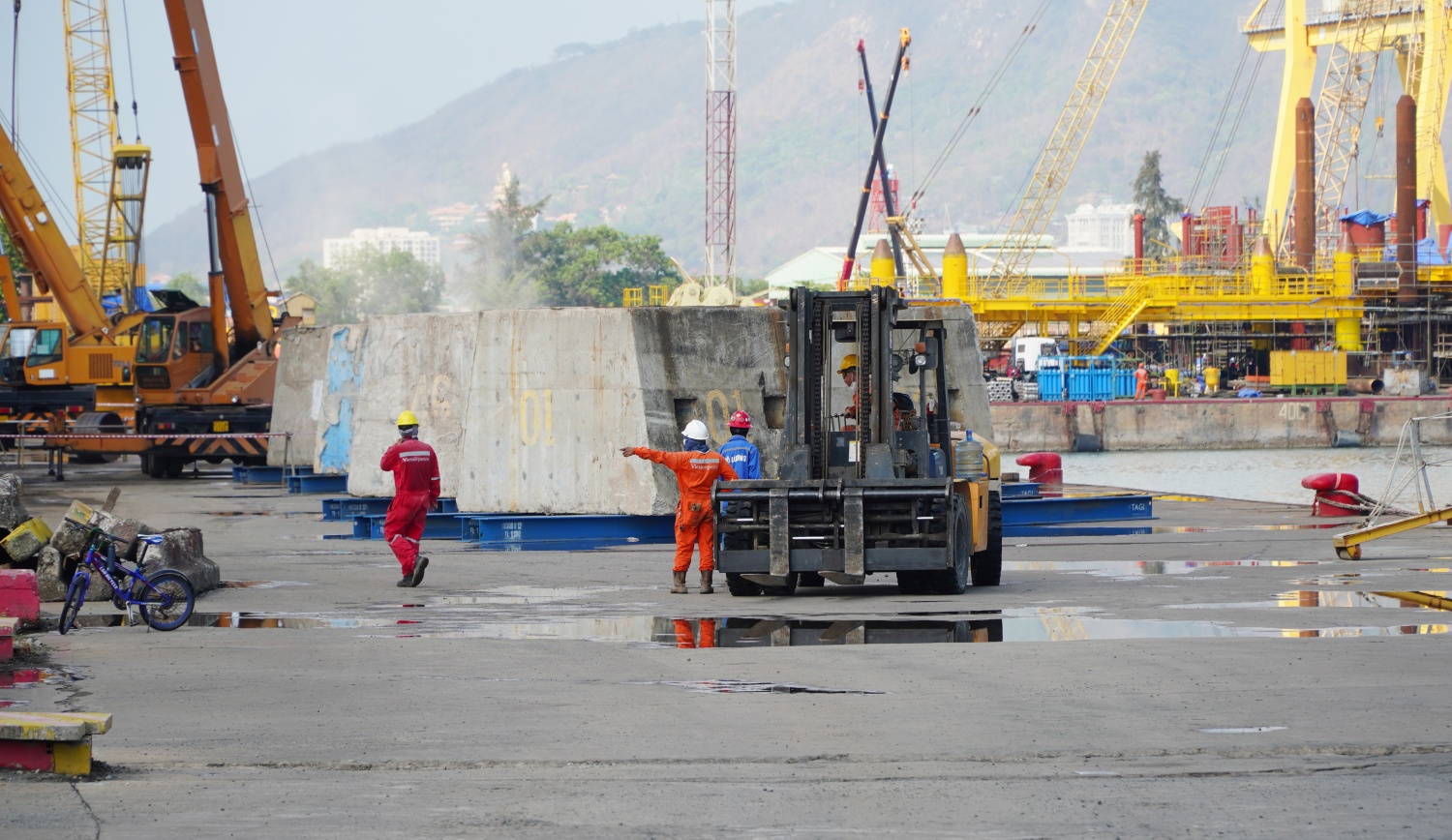 [Chùm ảnh] Lớp tập huấn nghiệp vụ cho chủ tịch công đoàn cơ sở tham quan cảng Vietsovpetro