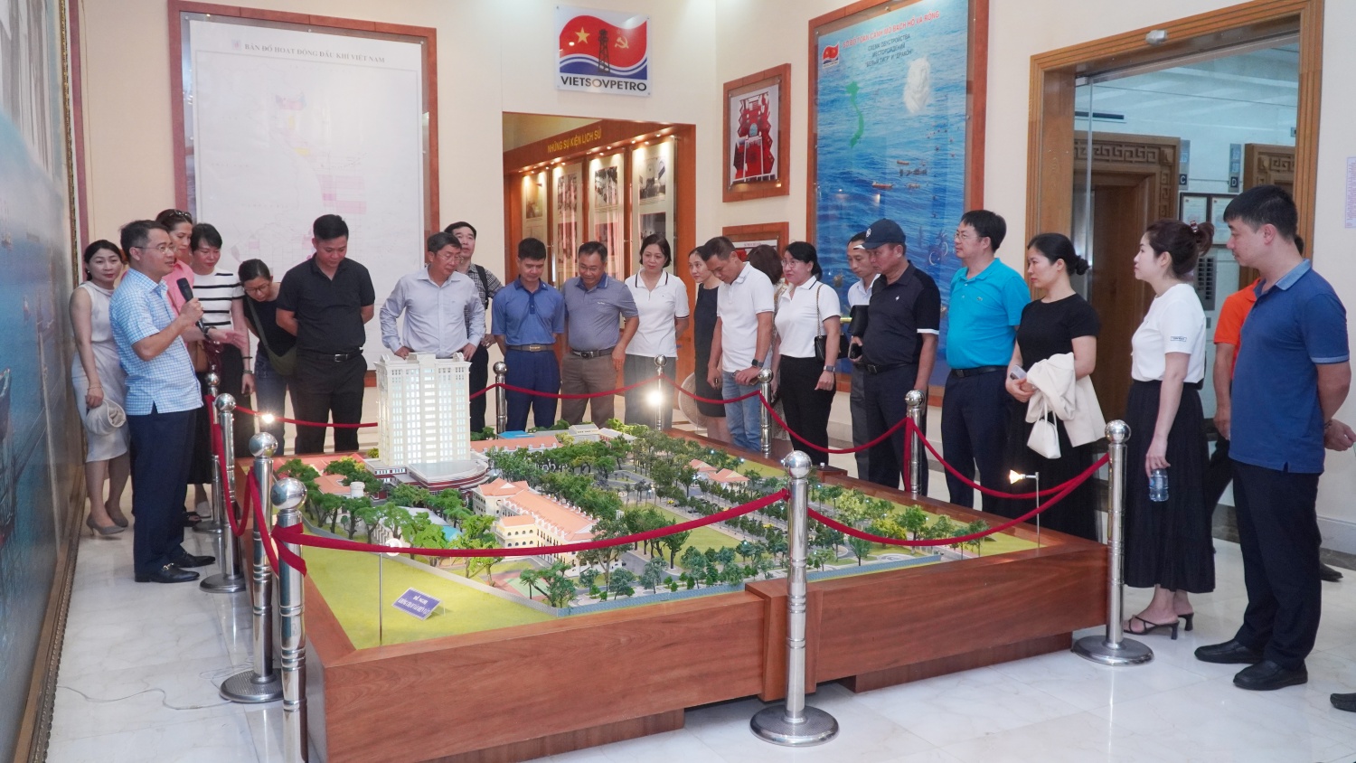 [Chùm ảnh] Lớp tập huấn nghiệp vụ cho chủ tịch công đoàn cơ sở tham quan cảng Vietsovpetro