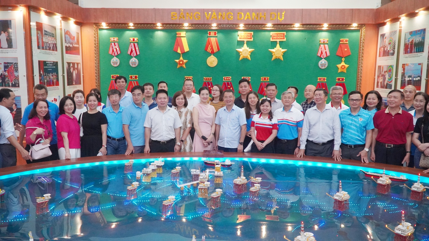 [Chùm ảnh] Lớp tập huấn nghiệp vụ cho chủ tịch công đoàn cơ sở tham quan cảng Vietsovpetro