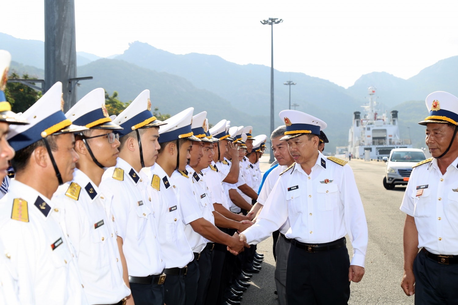 [Chùm ảnh] Petrovietnam thăm và động viên cán bộ chiến sĩ, người dân Trường Sa, Nhà giàn DK1/9-Ba kè