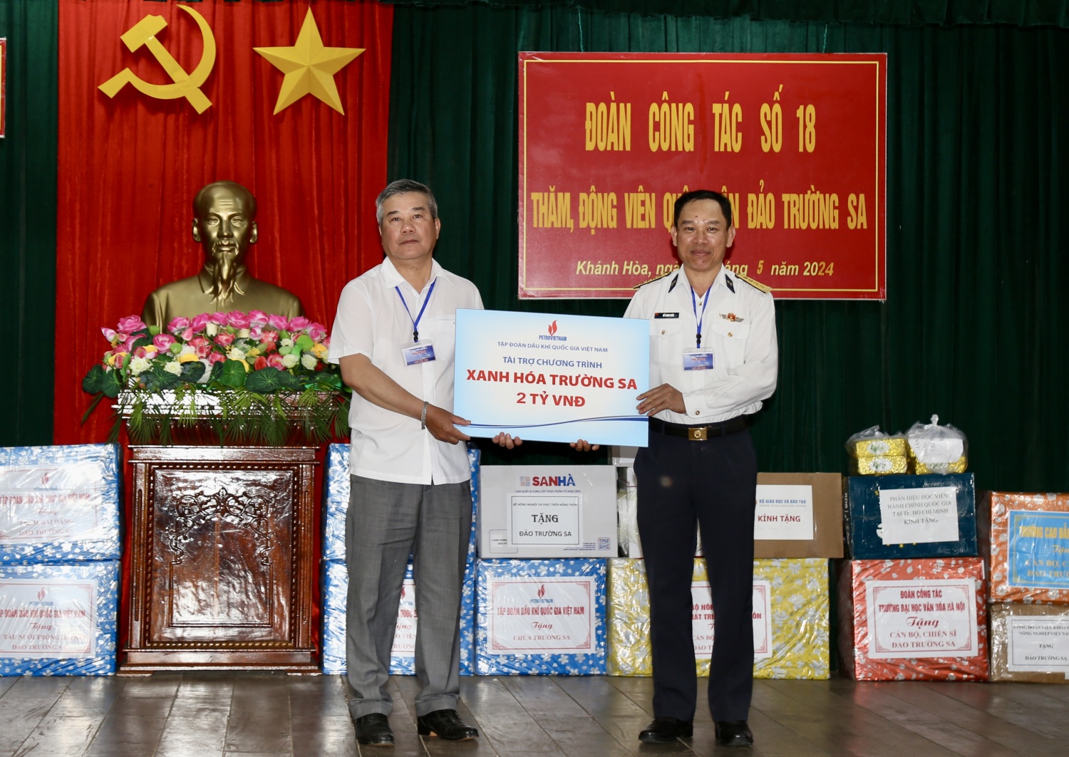 [Chùm ảnh] Petrovietnam thăm và động viên cán bộ chiến sĩ, người dân Trường Sa, Nhà giàn DK1/9-Ba kè