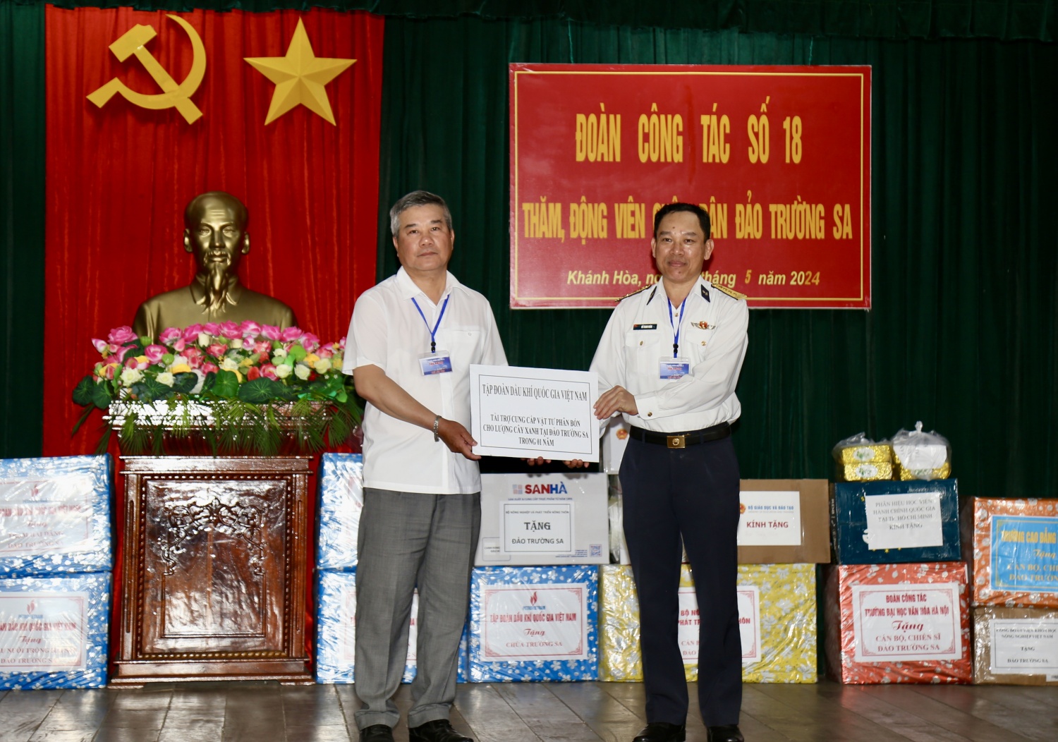[Chùm ảnh] Petrovietnam thăm và động viên cán bộ chiến sĩ, người dân Trường Sa, Nhà giàn DK1/9-Ba kè
