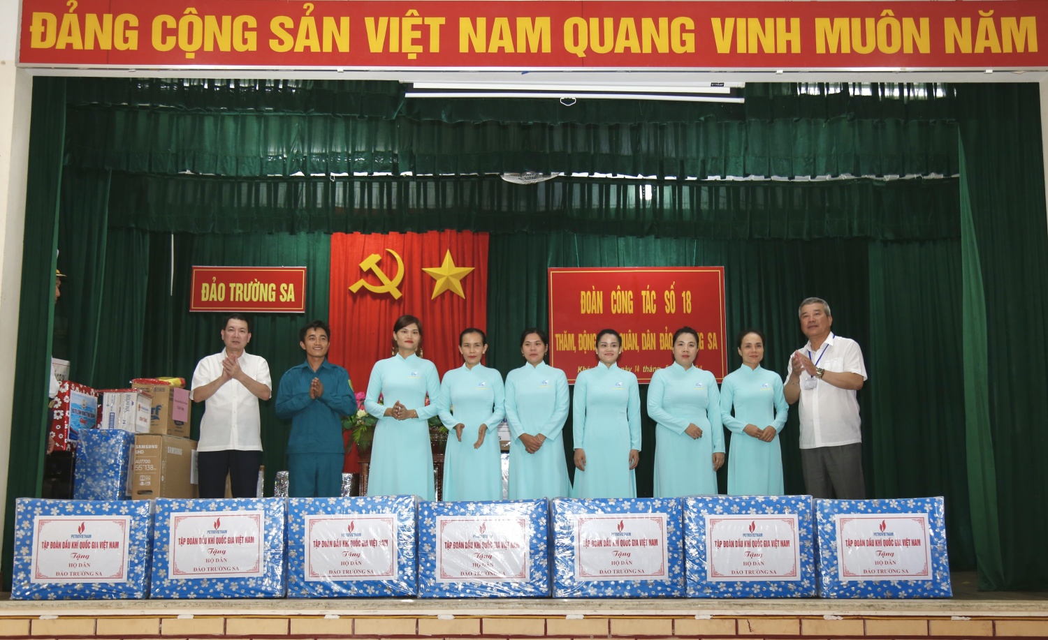 [Chùm ảnh] Petrovietnam thăm và động viên cán bộ chiến sĩ, người dân Trường Sa, Nhà giàn DK1/9-Ba kè