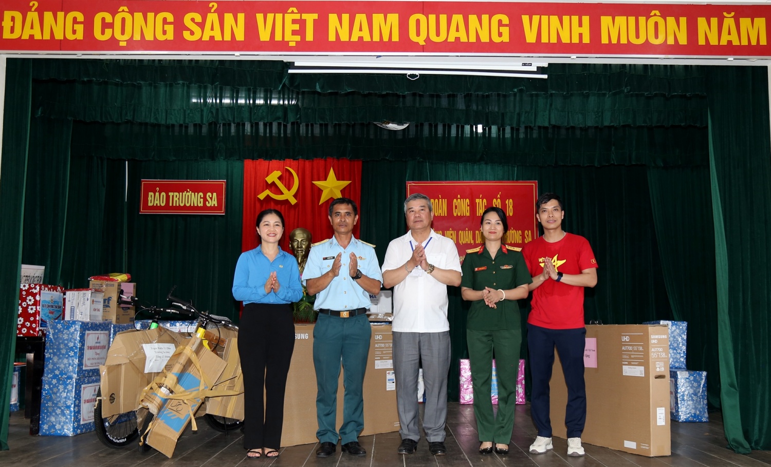 [Chùm ảnh] Petrovietnam thăm và động viên cán bộ chiến sĩ, người dân Trường Sa, Nhà giàn DK1/9-Ba kè