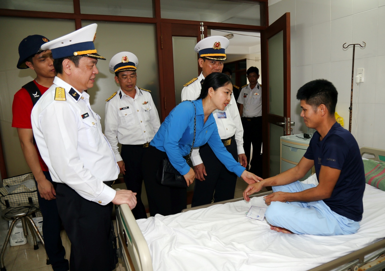 [Chùm ảnh] Petrovietnam thăm và động viên cán bộ chiến sĩ, người dân Trường Sa, Nhà giàn DK1/9-Ba kè