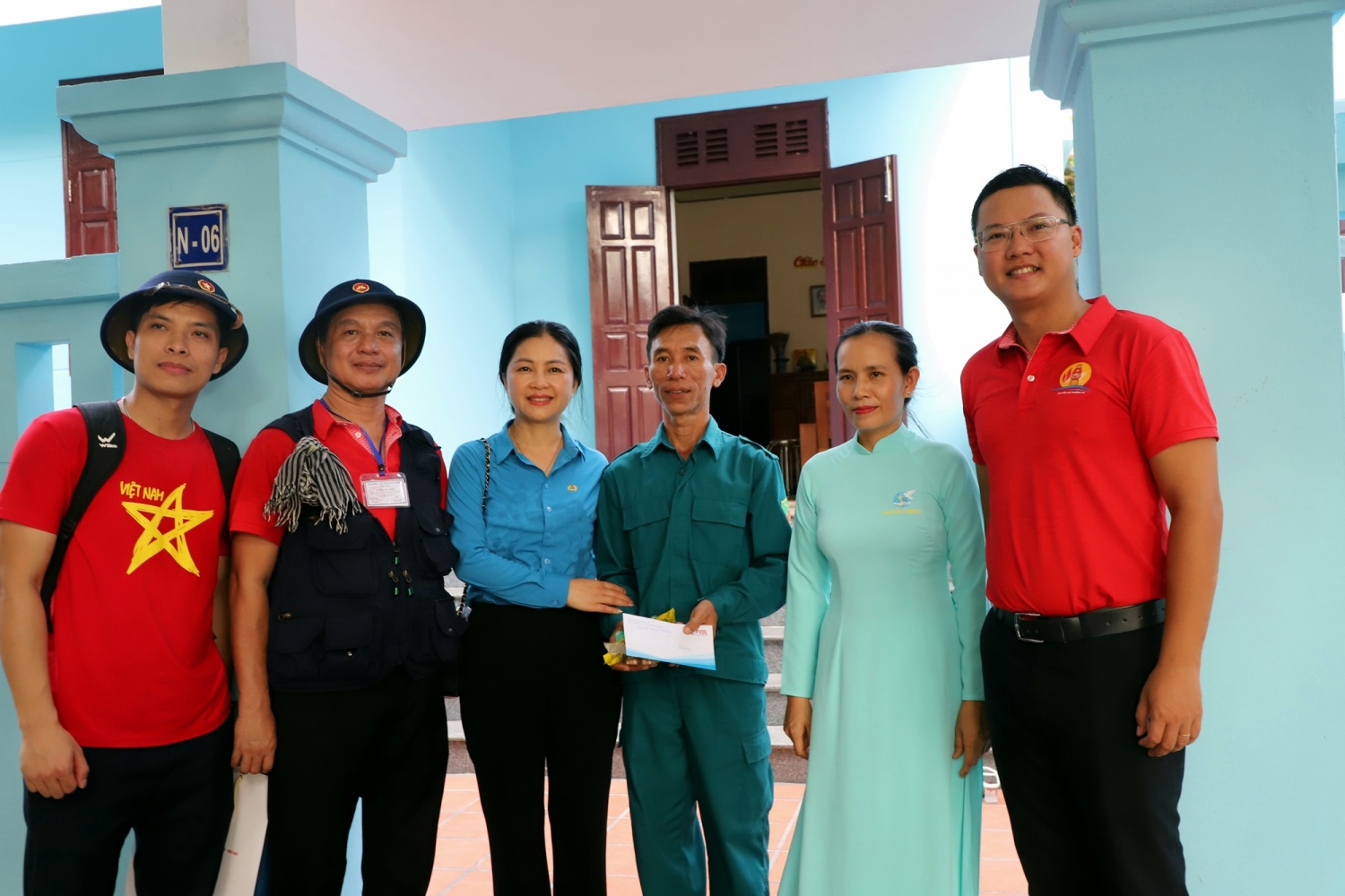 [Chùm ảnh] Petrovietnam thăm và động viên cán bộ chiến sĩ, người dân Trường Sa, Nhà giàn DK1/9-Ba kè