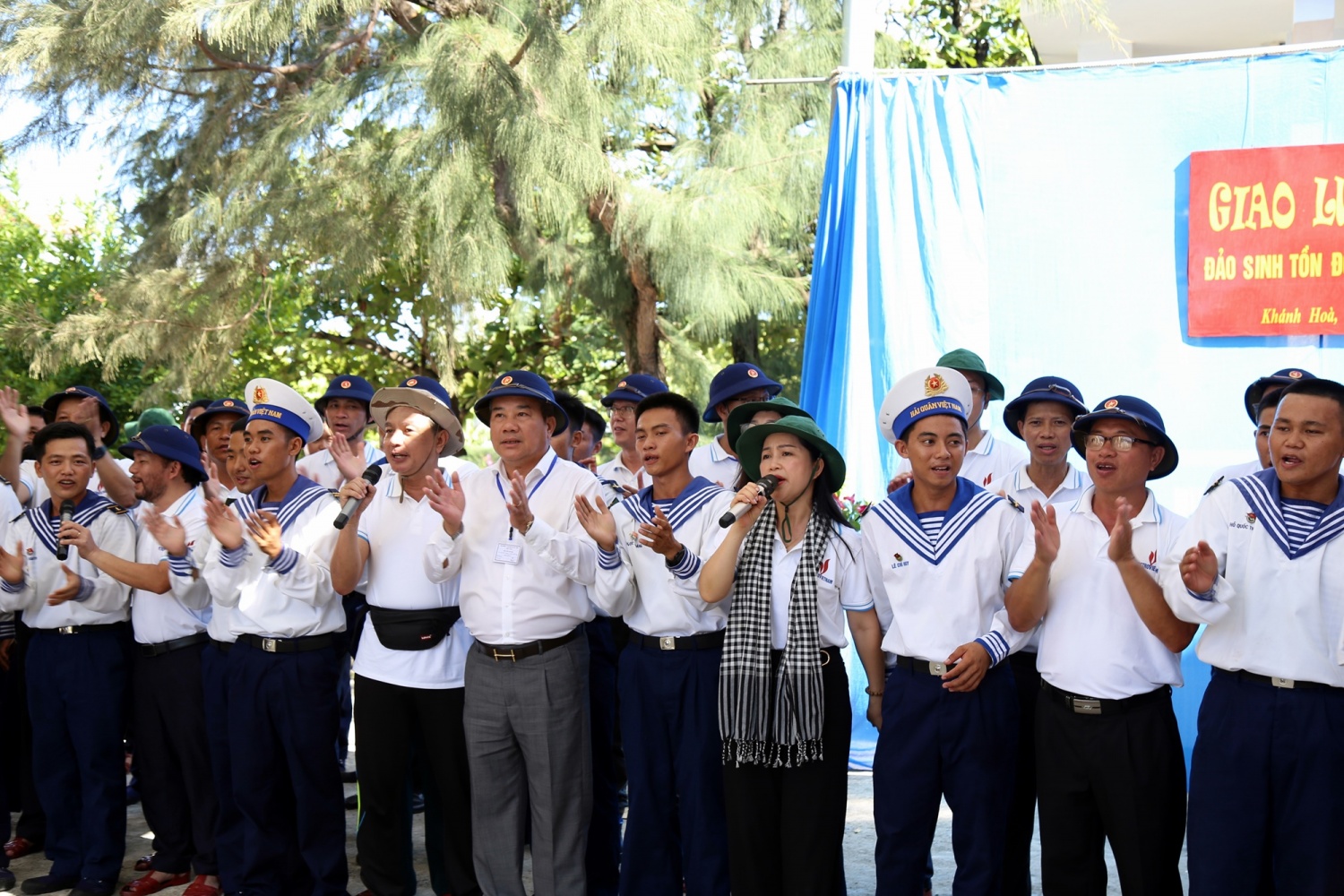 [Chùm ảnh] Petrovietnam thăm và động viên cán bộ chiến sĩ, người dân Trường Sa, Nhà giàn DK1/9-Ba kè