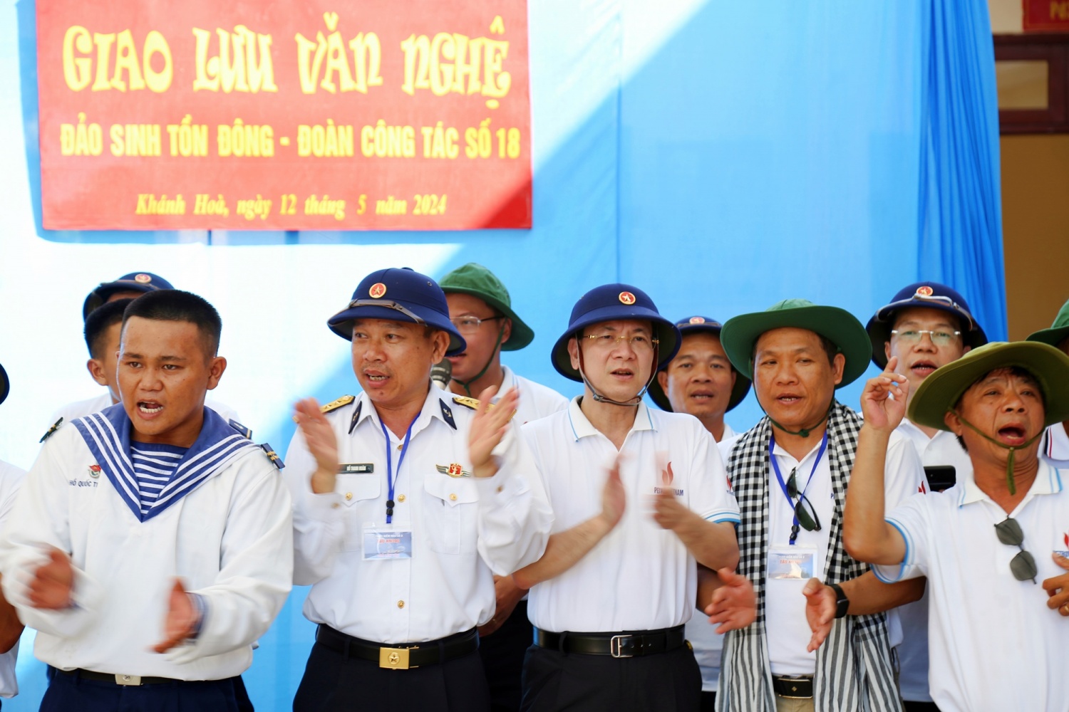 [Chùm ảnh] Petrovietnam thăm và động viên cán bộ chiến sĩ, người dân Trường Sa, Nhà giàn DK1/9-Ba kè