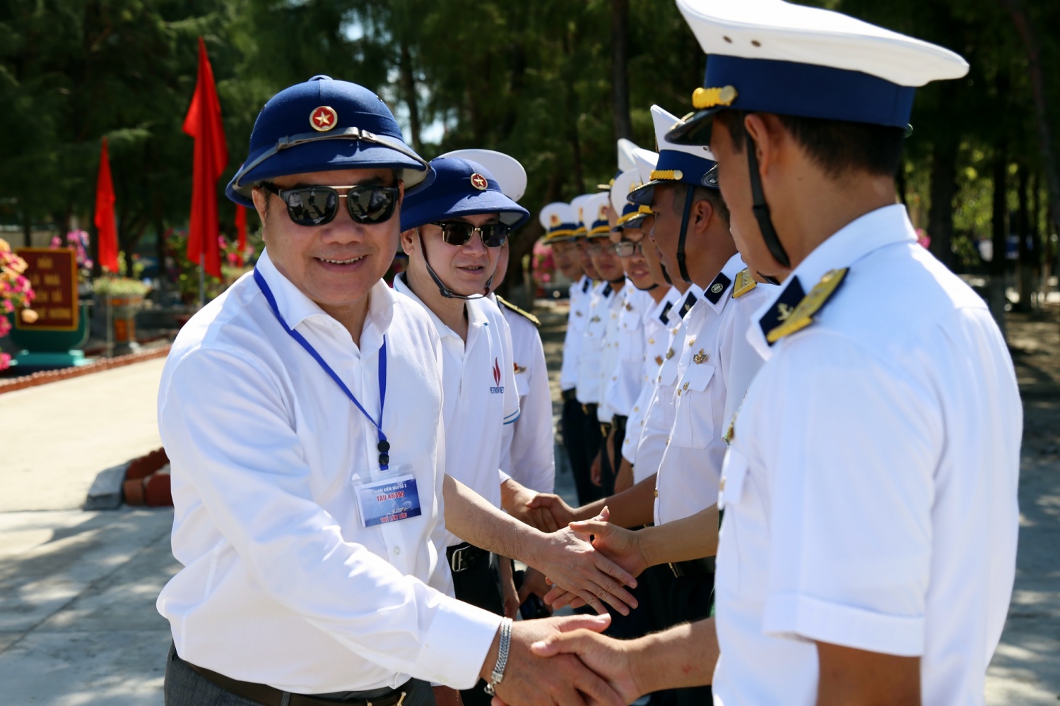 [Chùm ảnh] Petrovietnam thăm và động viên cán bộ chiến sĩ, người dân Trường Sa, Nhà giàn DK1/9-Ba kè