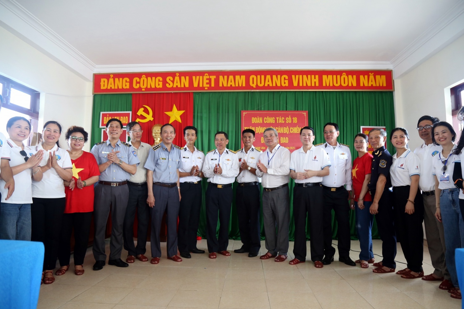 [Chùm ảnh] Petrovietnam thăm và động viên cán bộ chiến sĩ, người dân Trường Sa, Nhà giàn DK1/9-Ba kè