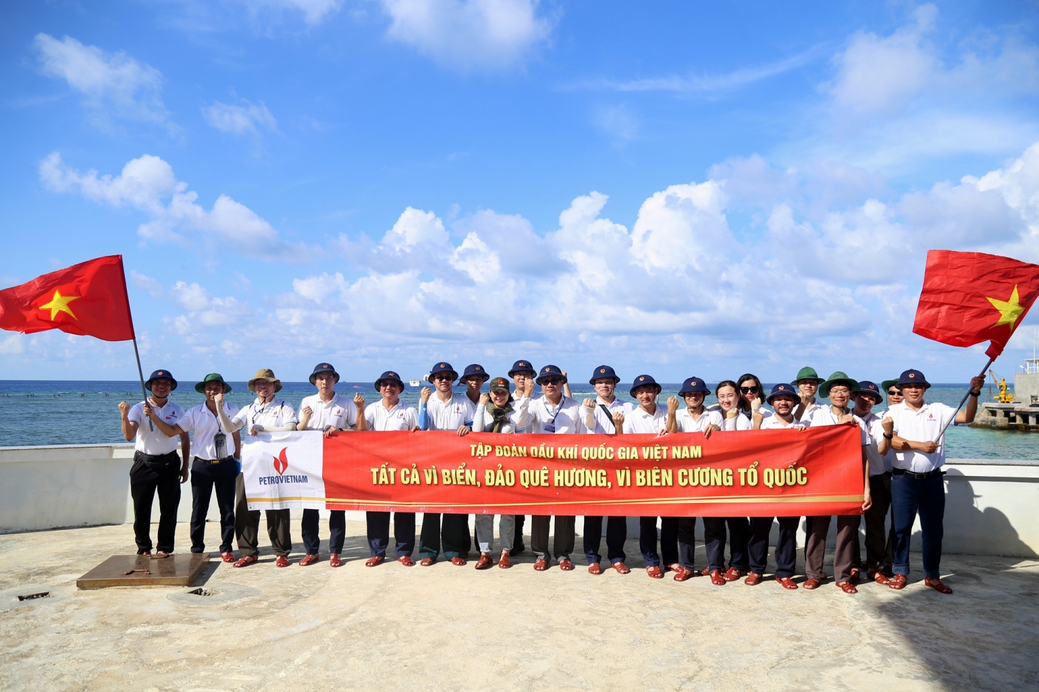 [Chùm ảnh] Petrovietnam thăm và động viên cán bộ chiến sĩ, người dân Trường Sa, Nhà giàn DK1/9-Ba kè