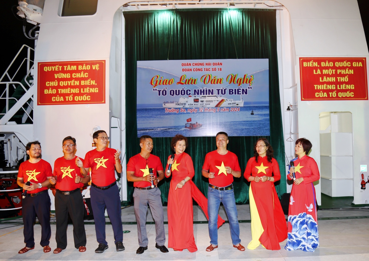 [Chùm ảnh] Petrovietnam thăm và động viên cán bộ chiến sĩ, người dân Trường Sa, Nhà giàn DK1/9-Ba kè