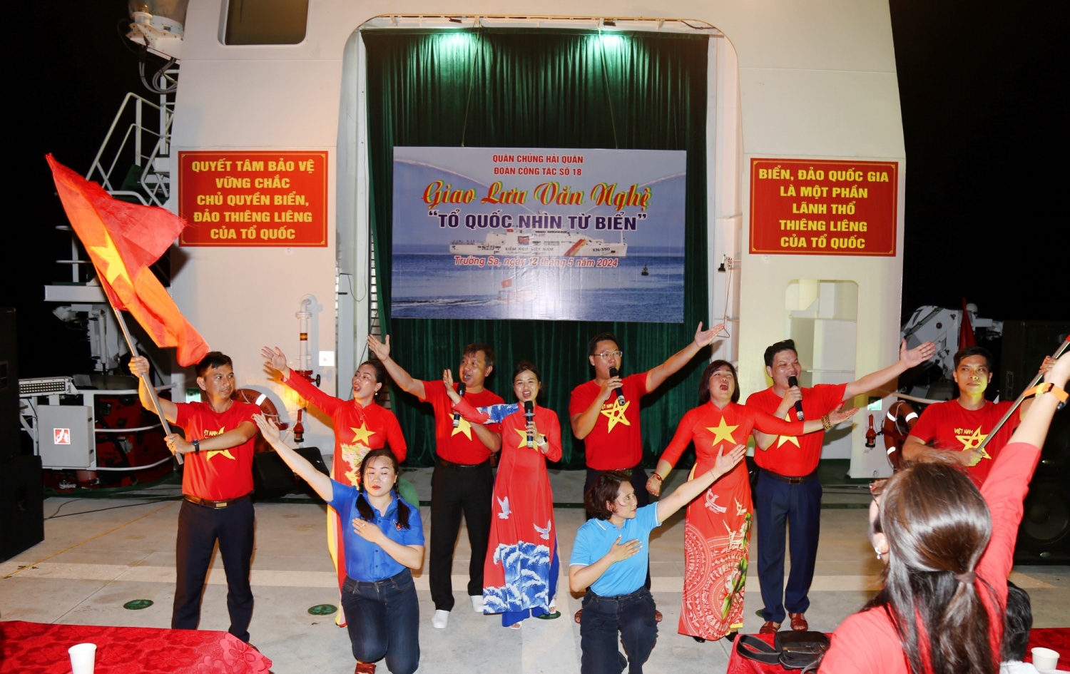 [Chùm ảnh] Petrovietnam thăm và động viên cán bộ chiến sĩ, người dân Trường Sa, Nhà giàn DK1/9-Ba kè