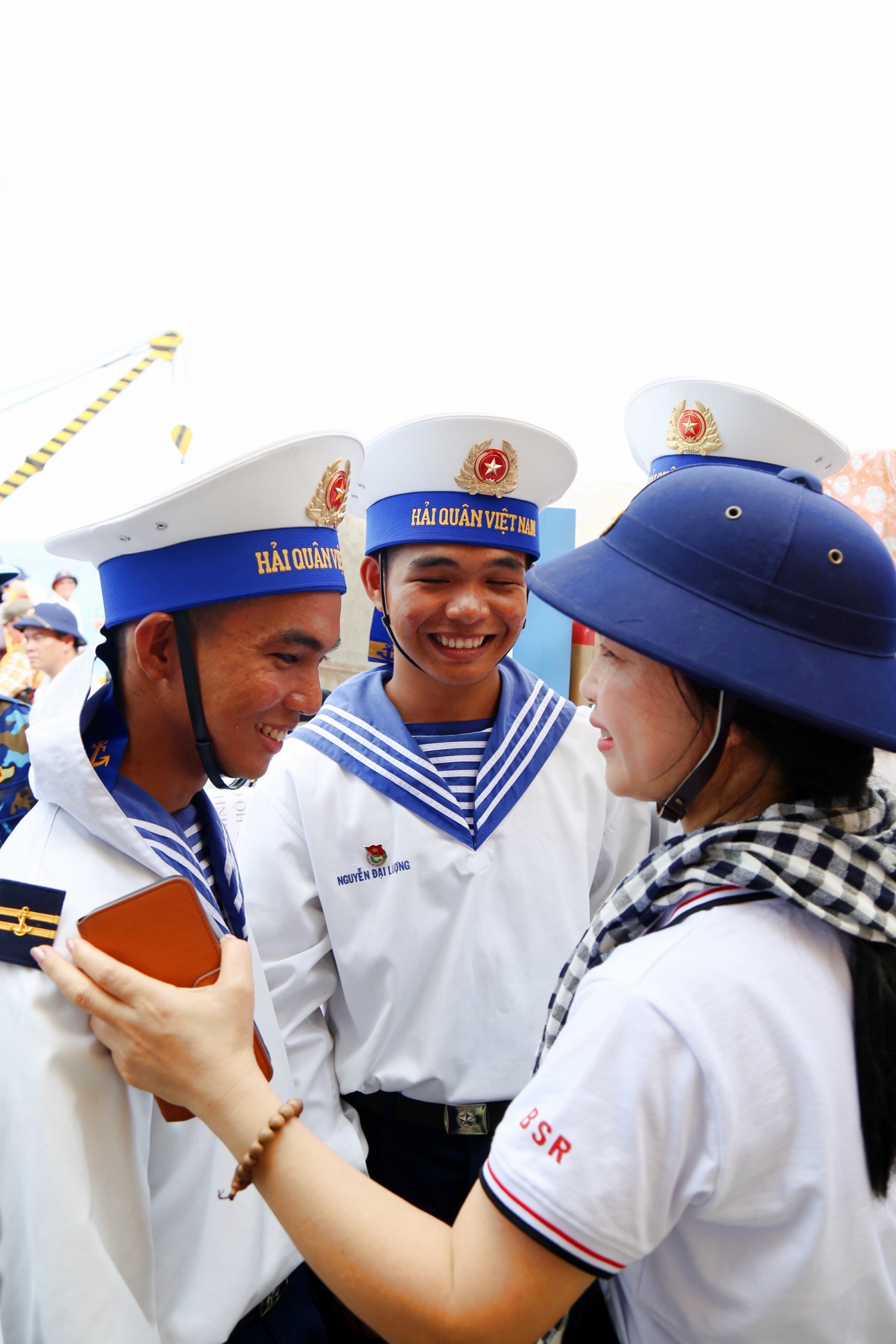 [Chùm ảnh] Petrovietnam thăm và động viên cán bộ chiến sĩ, người dân Trường Sa, Nhà giàn DK1/9-Ba kè
