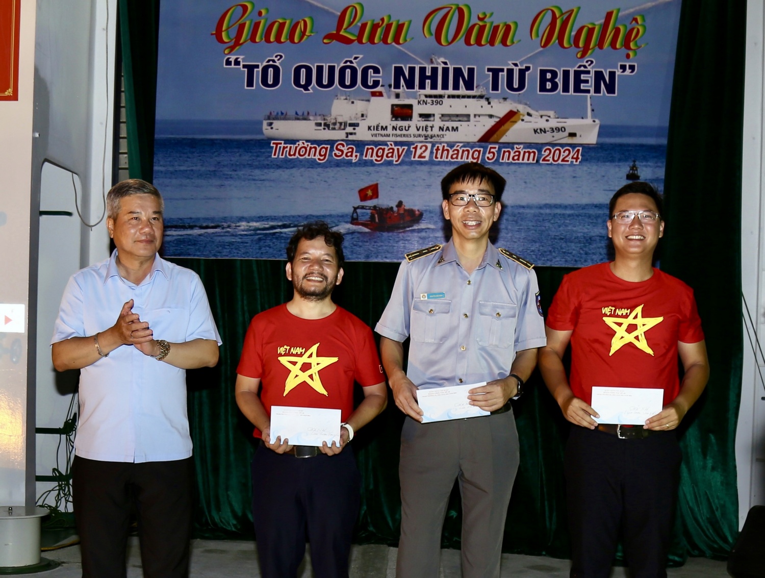 [Chùm ảnh] Petrovietnam thăm và động viên cán bộ chiến sĩ, người dân Trường Sa, Nhà giàn DK1/9-Ba kè