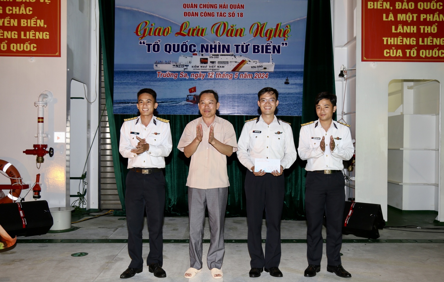 [Chùm ảnh] Petrovietnam thăm và động viên cán bộ chiến sĩ, người dân Trường Sa, Nhà giàn DK1/9-Ba kè