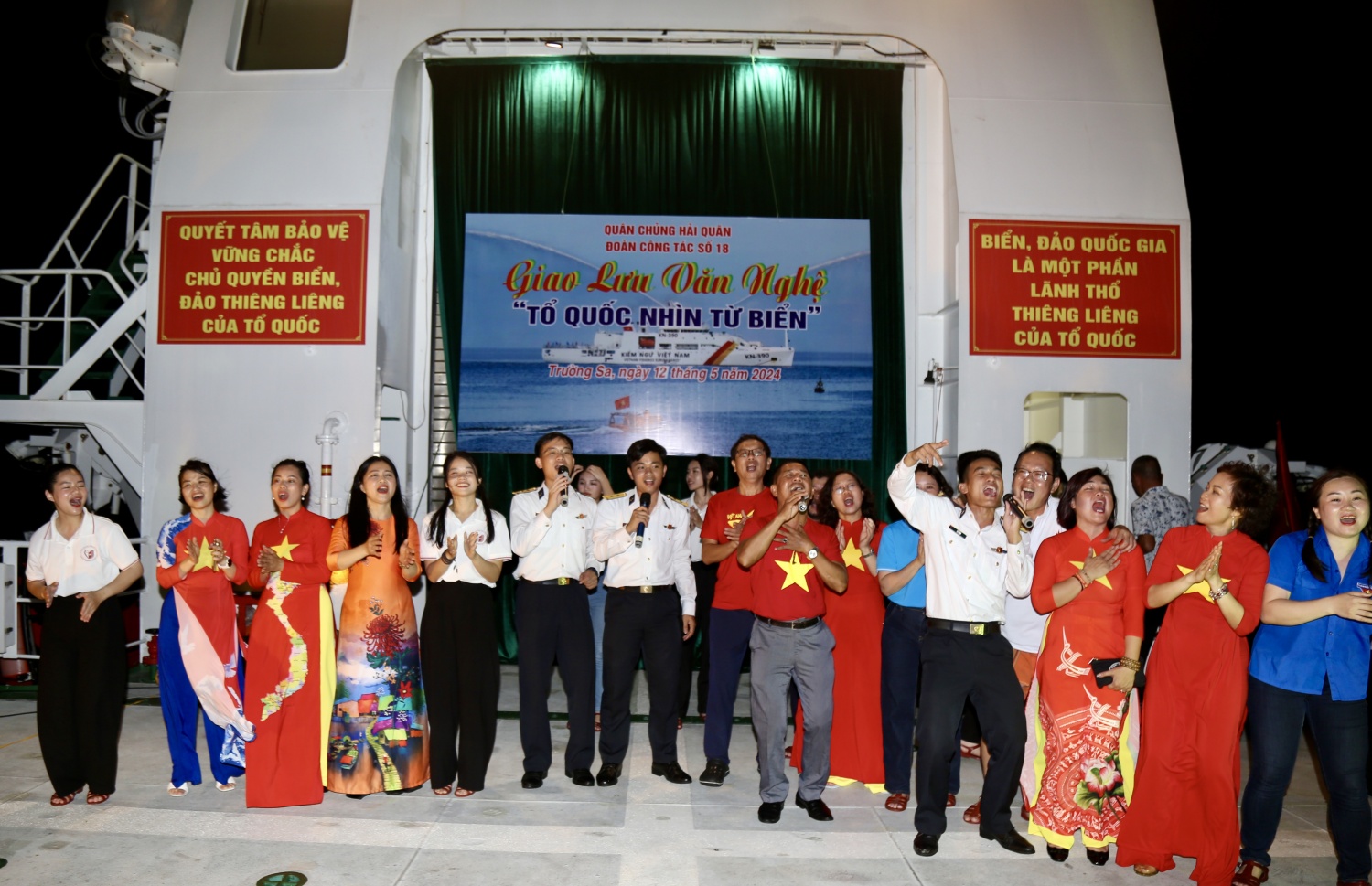 [Chùm ảnh] Petrovietnam thăm và động viên cán bộ chiến sĩ, người dân Trường Sa, Nhà giàn DK1/9-Ba kè