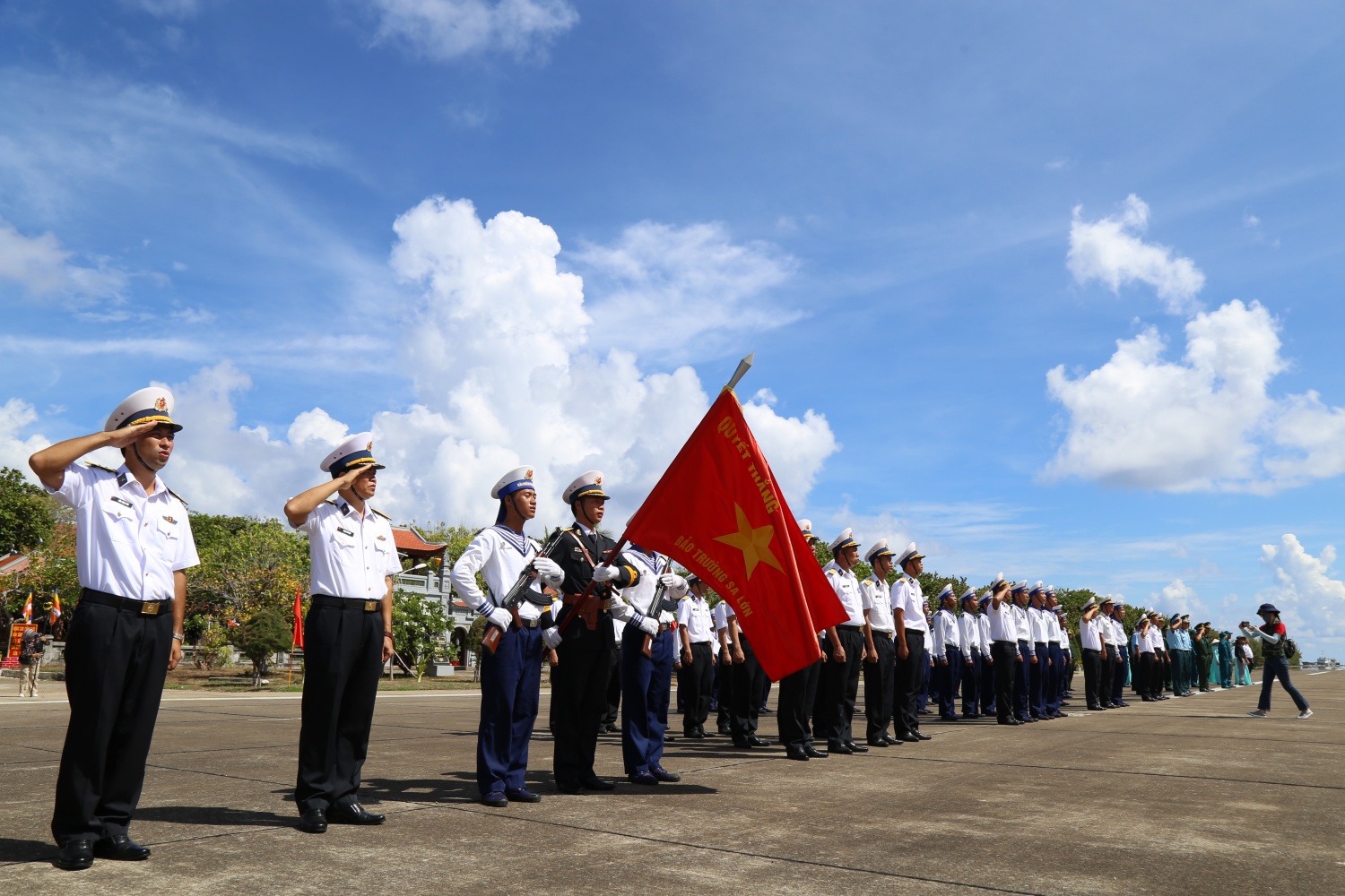 [Chùm ảnh] Petrovietnam thăm và động viên cán bộ chiến sĩ, người dân Trường Sa, Nhà giàn DK1/9-Ba kè