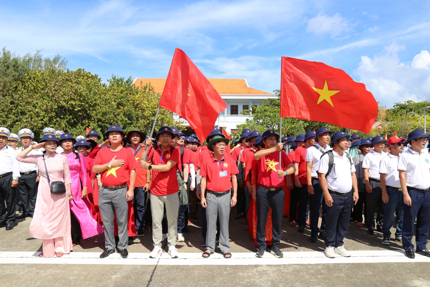 [Chùm ảnh] Petrovietnam thăm và động viên cán bộ chiến sĩ, người dân Trường Sa, Nhà giàn DK1/9-Ba kè