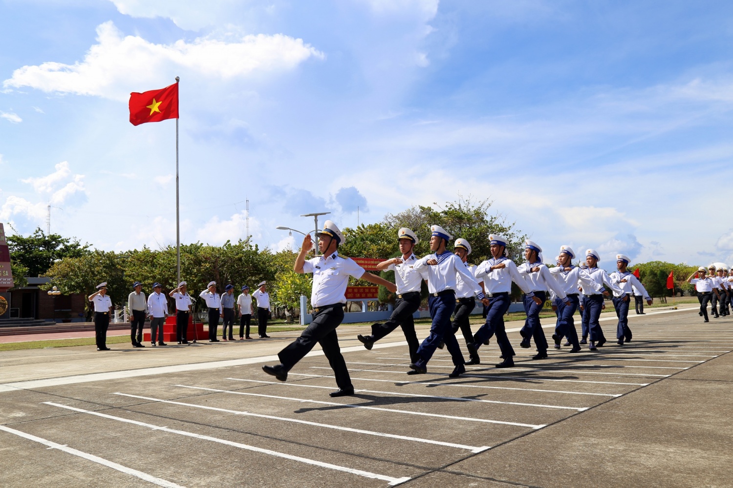 [Chùm ảnh] Petrovietnam thăm và động viên cán bộ chiến sĩ, người dân Trường Sa, Nhà giàn DK1/9-Ba kè