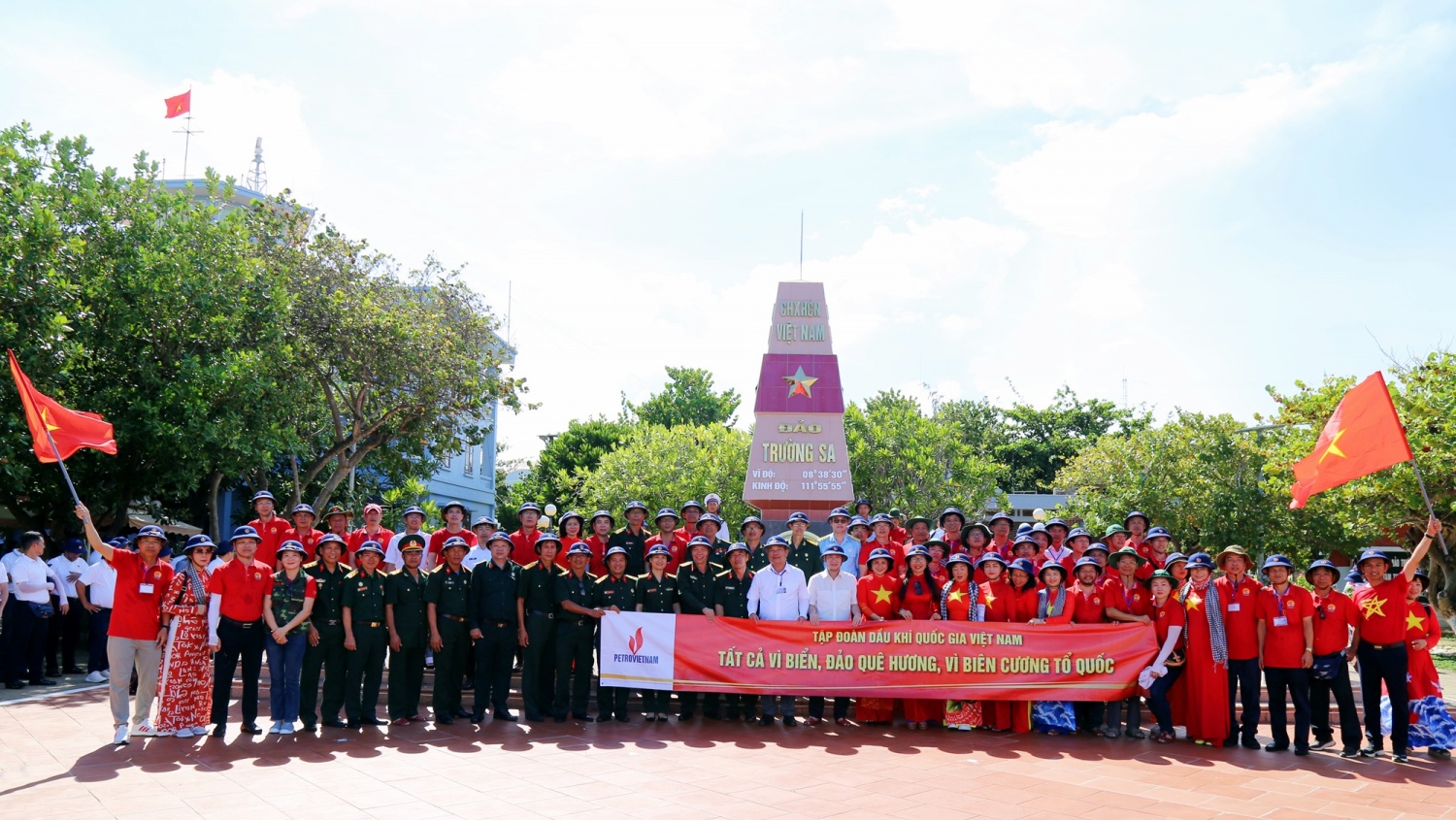 [Chùm ảnh] Petrovietnam thăm và động viên cán bộ chiến sĩ, người dân Trường Sa, Nhà giàn DK1/9-Ba kè