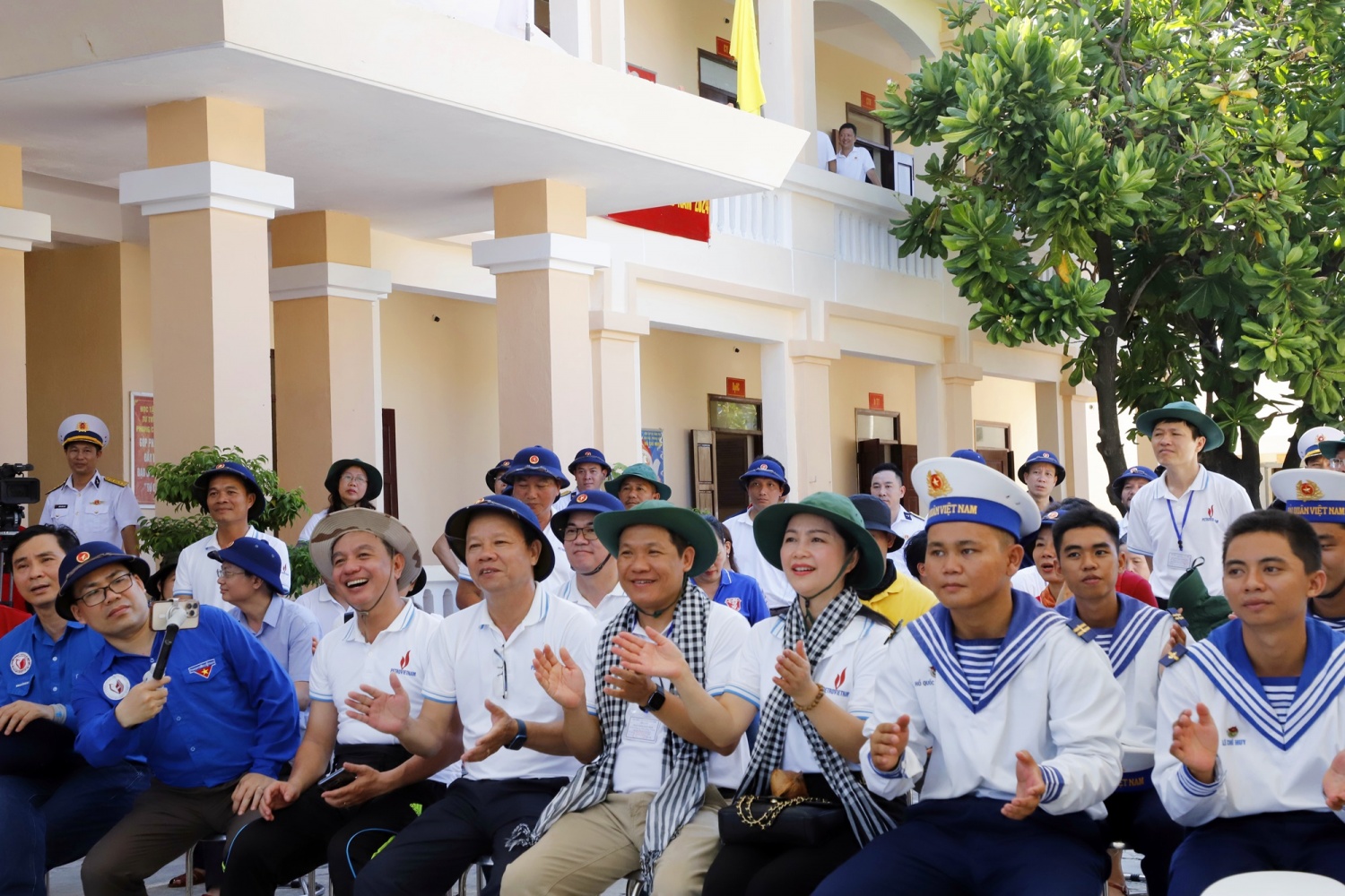 [Chùm ảnh] Petrovietnam thăm và động viên cán bộ chiến sĩ, người dân Trường Sa, Nhà giàn DK1/9-Ba kè