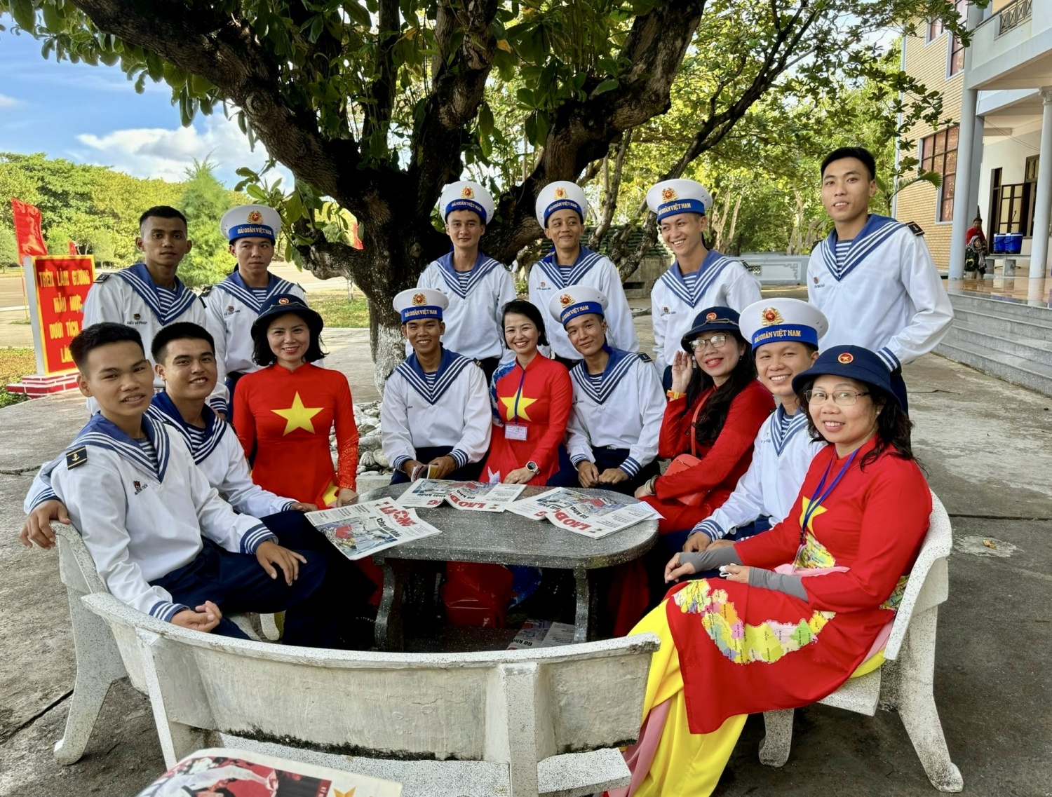 [Chùm ảnh] Petrovietnam thăm và động viên cán bộ chiến sĩ, người dân Trường Sa, Nhà giàn DK1/9-Ba kè