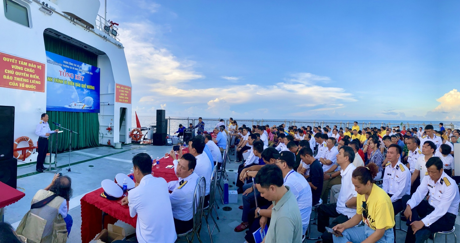 [Chùm ảnh] Petrovietnam thăm và động viên cán bộ chiến sĩ, người dân Trường Sa, Nhà giàn DK1/9-Ba kè